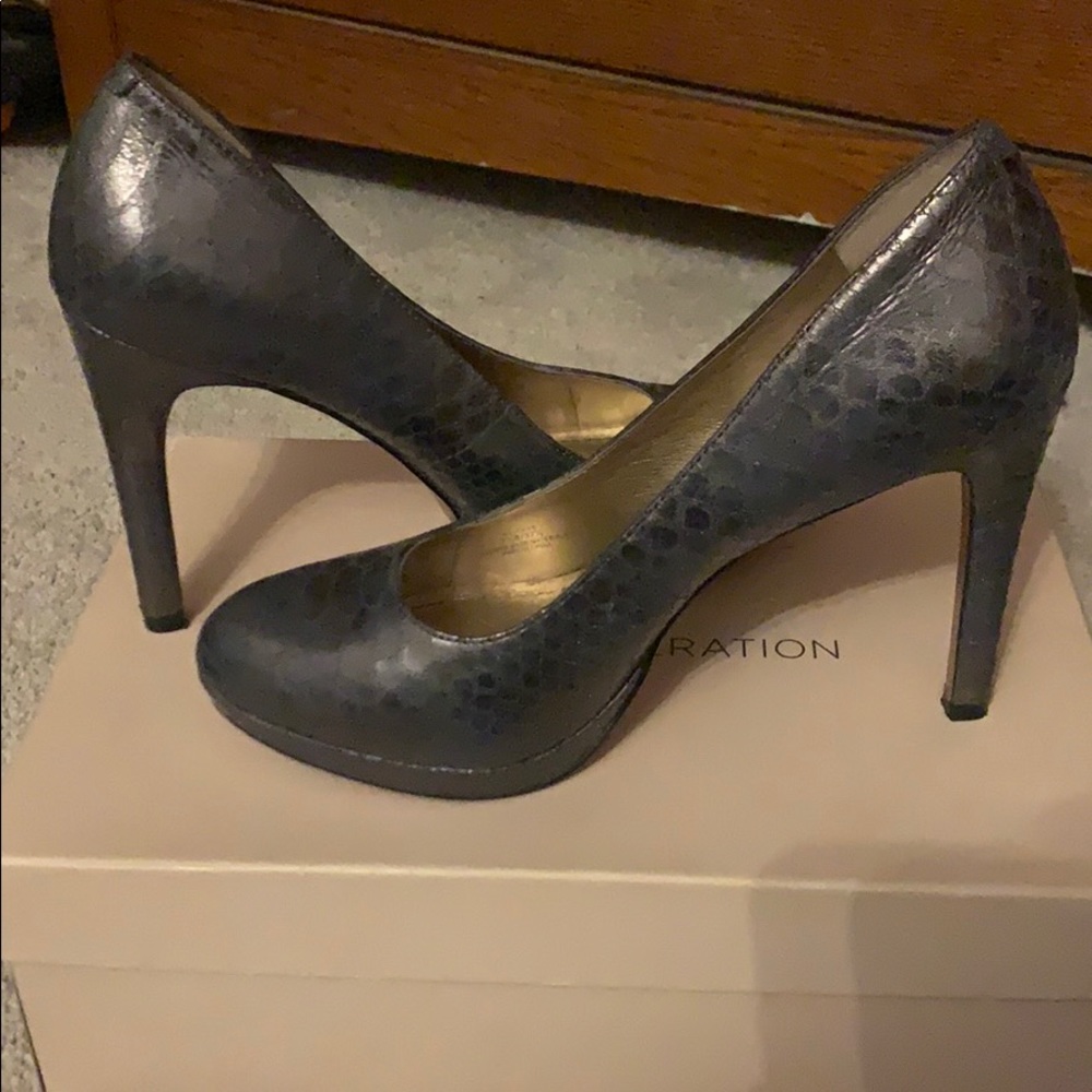Grey pumps